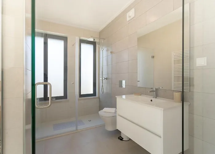 Anita - By Sch Salir de Porto